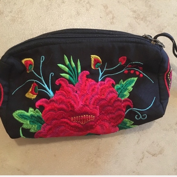 Other - 4/$25 item 🍍 Embroidered Makeup Bag